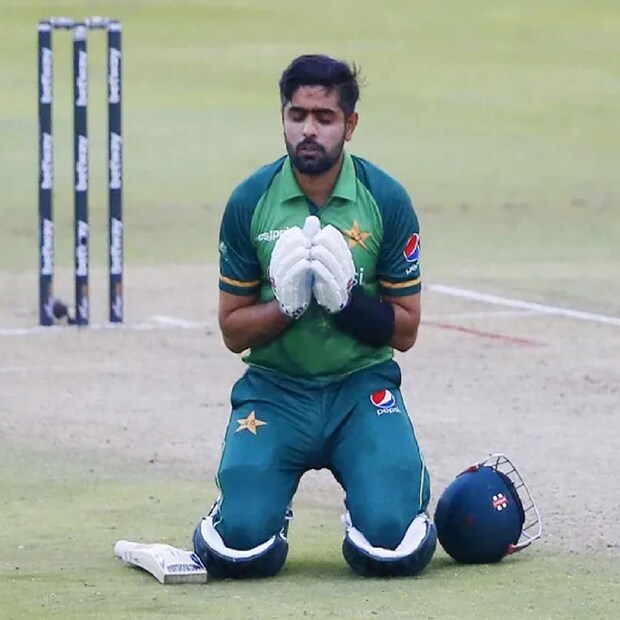 জানা গিয়েছে, কয়েকদিন বাদেই বাবরের বিয়ে। তাঁর পরিবারের লোকজন তা নিয়ে তোড়জোর শুরু করে দিয়েছে। ফলে বিশ্বকাপের ফাঁকে বিয়ের বাজারটাও সেরে রাখলেন পাক অধিনায়ক।