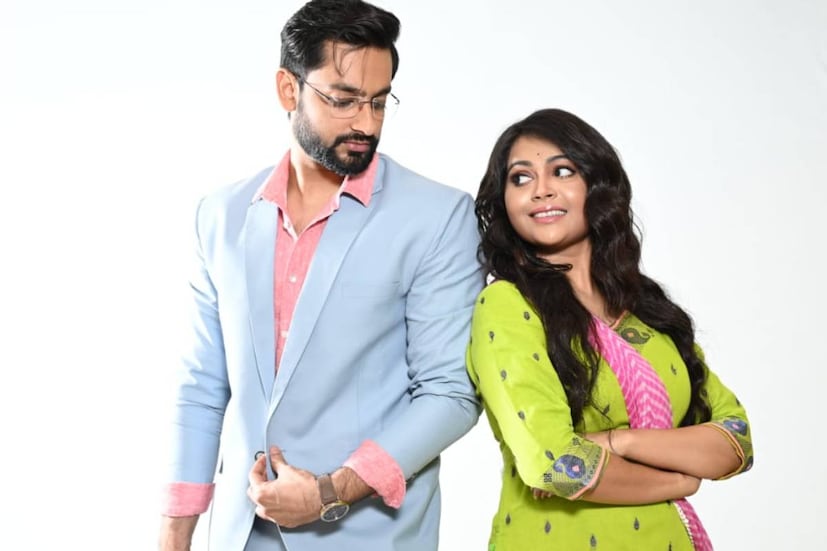 সেখানেই পাখিকে ভাল লেগে যায় মোহিতের। তার সাহায্যে পাখির পরিবার রক্ষা পায় বিপদের থেকেও। এদিকে বিভিন্ন ঘটনাবলিতে জানা যায়, পাখি অন্তঃসত্ত্বা।