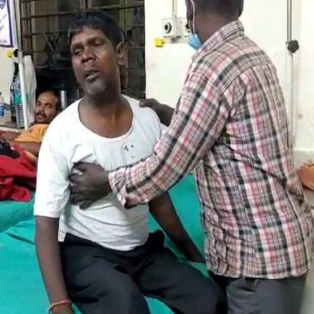 ভুবন বাদ্যকর নিজেও জানেন না তাঁর এই অবস্থার পরিবর্তন কবে হবে! কারণ কপিরাইটের গেরো কাটিয়ে বেরোতেই পারছেন না তিনি।
