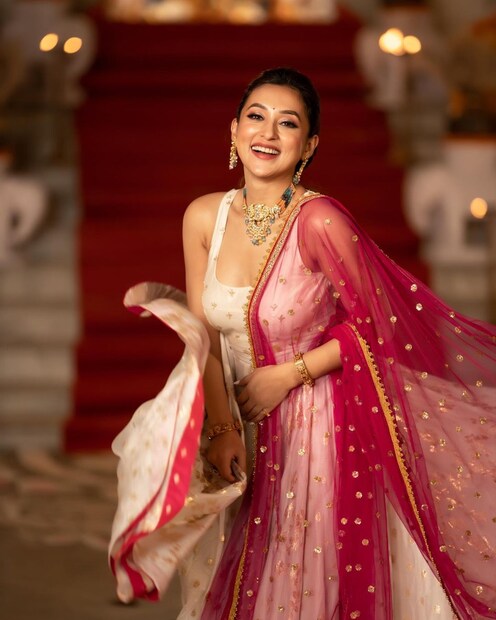 অষ্টমীর রাতেও সাদা আর লালের ছোঁয়া, তবে শাড়ি পরতেই পারেন অন‍্যকিছু। সাদা লালের লেহেঙ্গা পরতে পারেন। মেকআপেও যেন থাকে উজ্জ্বলতা। 