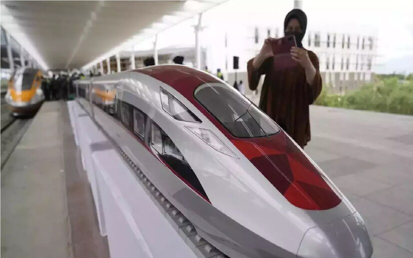 ট্রেন উদ্বোধনের সময়, রাষ্ট্রপতি জোকোই হালিম স্টেশনে বলেন , &quot;জাকার্তা-বান্দুং হাই স্পিড ট্রেন আমাদের গণপরিবহন আধুনিকীকরণের একটি পদক্ষেপ।&quot; জোকোভির মতে, পরিকাঠামো নির্মাণে তাদের অভিজ্ঞতা  ভবিষ্যতে আরও ভাল কিছু আনতে পারবে বলে মনে করছে৷