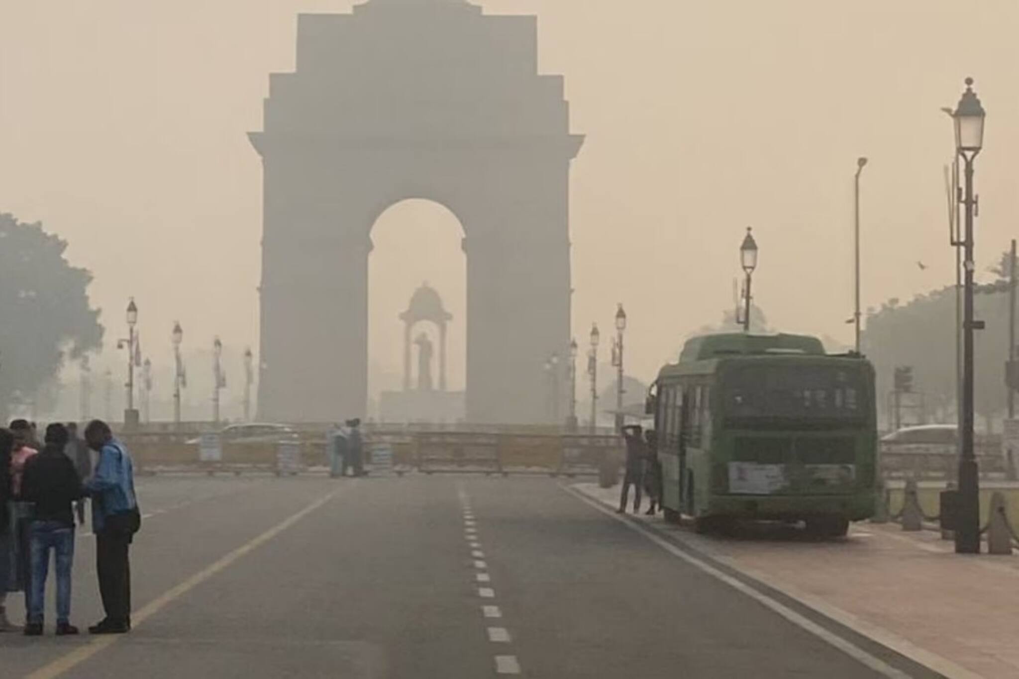 দিল্লিতে শীত পড়ার সঙ্গে সঙ্গে পাল্লা দিয়ে বাড়ছে দূষণ