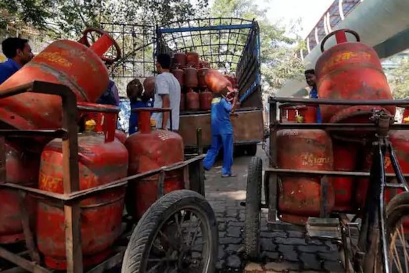 এর আগে দিল্লিতে কমার্শিয়াল এলপিজি সিলিন্ডারের দাম ছিল  ১৫২২.৫০ টাকা। তবে এটি স্বস্তির বিষয় এই মুহূর্তে ১৪ কেজি ঘরোয়া এলপিজি গ্যাস সিলিন্ডারের দামে কোনও পরিবর্তন নেই।