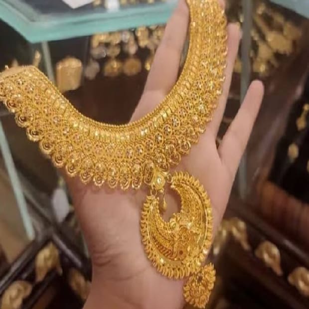 আরও একটি ঘরোয়া উপায় হল ভিনিগারে পরীক্ষা করে দেখা। সোনায় কয়েক ফোঁটা ভিনেগার দিন। আপনার গয়না বা সোনার টুকরো একটি সমতল পৃষ্ঠে সেট করুন। একটু ভিনিগার লাগাতে একটি আইড্রপার ব্যবহার করুন এবং এটি প্রায় ১৫ মিনিটের জন্য থাকতে দিন। আসল সোনার রং বদলাবে না, কিন্তু নকল সোনার রং এই রাসায়নিক বিক্রিয়ায় বদলে যায়।