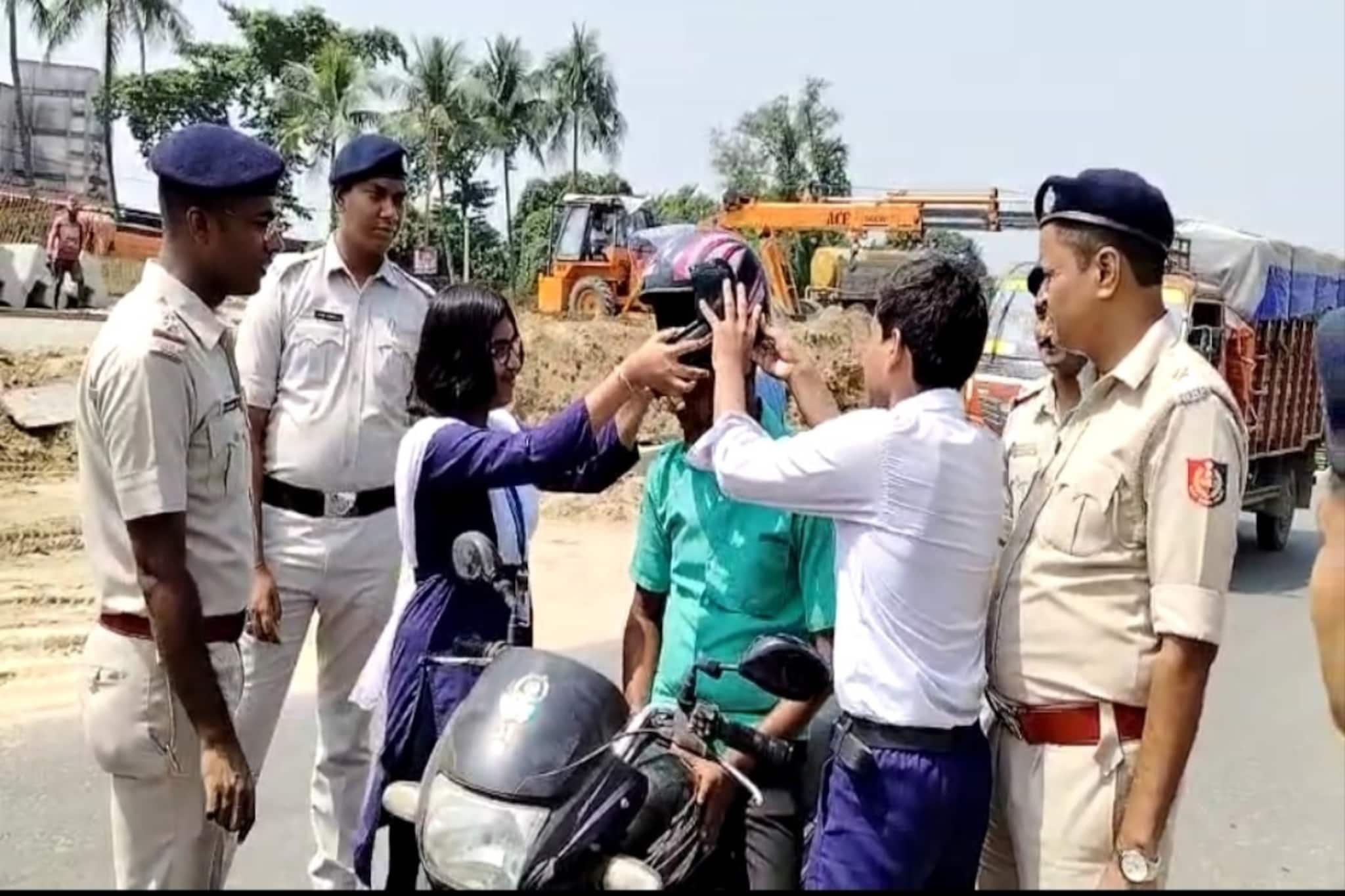ট্রাফিক আইন ভাঙলেই হেলমেট হাতে হাজির পড়ুয়ারা