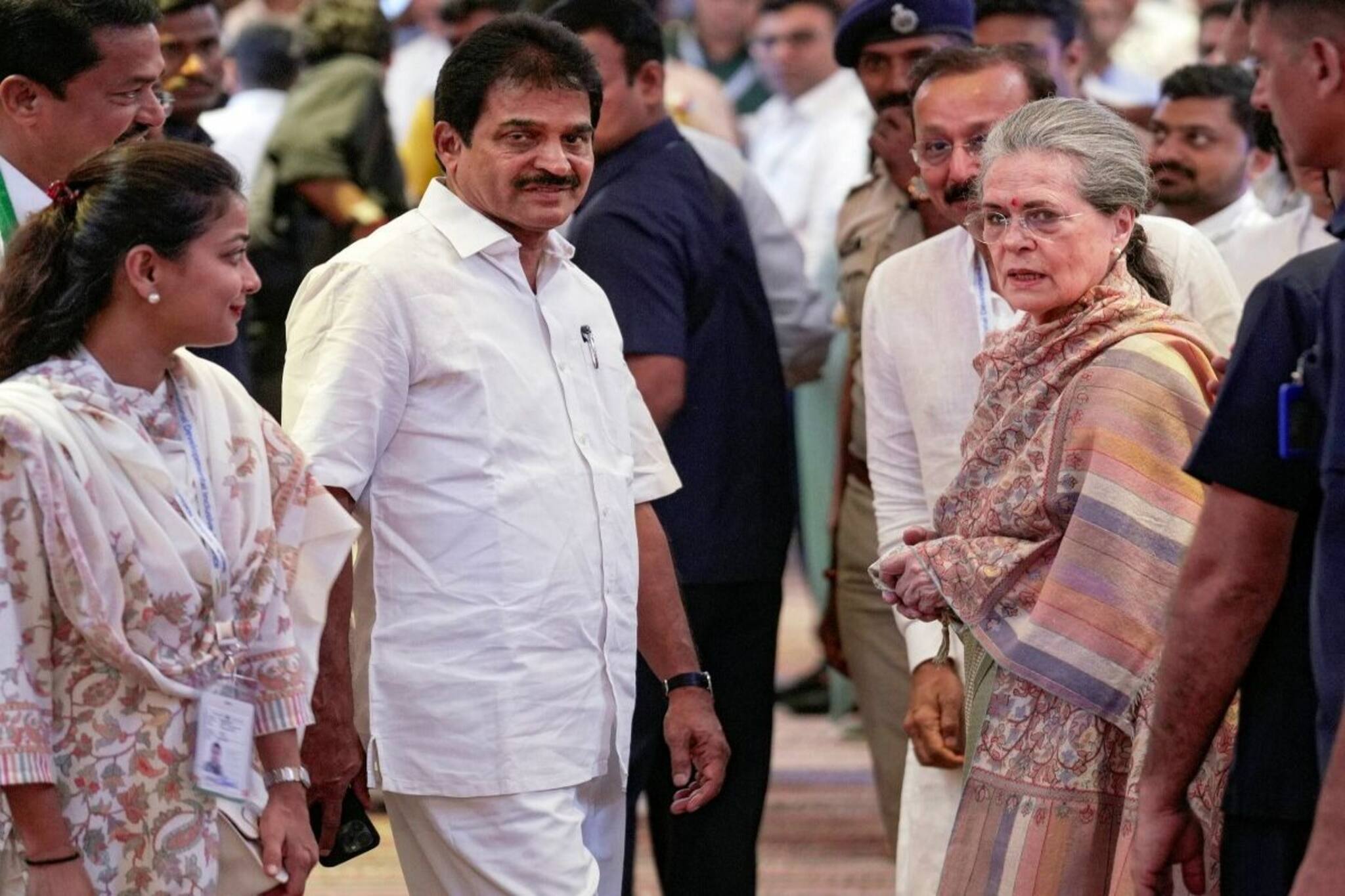 যুদ্ধবিধ্বস্ত প্যালেস্টাইন! সমবেদনা জানাতে প্যালেস্টাইন দূতাবাসে বিরোধী নেতারা