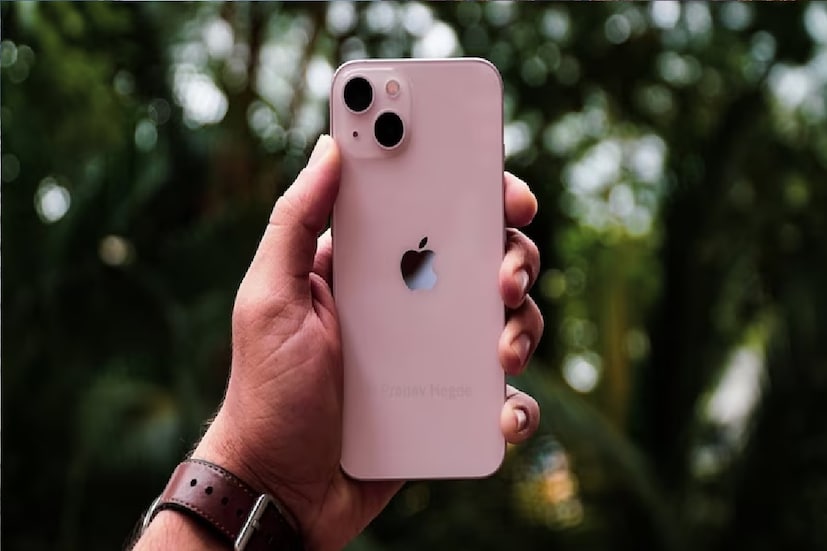 *যাঁরা প্রায় ৭৫,০০০ টাকা খরচ করতে সক্ষম তাঁদের iPhone 15 কেনার কথা বিবেচনা করা উচিত। কারণ ক্যামেরা এবং সাধারণ পারফরম্যান্স iPhone 13-র থেকে অনেক ভাল৷ এতে USB-Type C চার্জিং সমর্থনও পাওয়া যাবে৷ iPhone 15-র আসল দাম হল ৭৯,৯০০ টাকা।