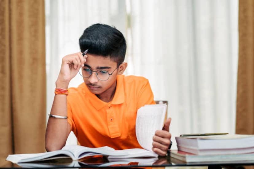 প্রধান গবেষক, পিএইচডি ছাত্র মরিটজ হারসেলম্যান এবং সহযোগী অধ্যাপক লারিসা বোব্রোভস্কায়া বলেন, অন্ত্রের স্বাস্থ্যের সঙ্গে আখরোটের সরাসরি সম্পর্ক রয়েছে। তাঁরা বলেন, পরীক্ষার সময় পড়ুয়ারা চাপে থাকে। এটা তাদের মানসিক স্বাস্থ্যের উপর নেতিবাচক প্রভাব ফেলে। শরীর দুর্বল হয়ে যায়।