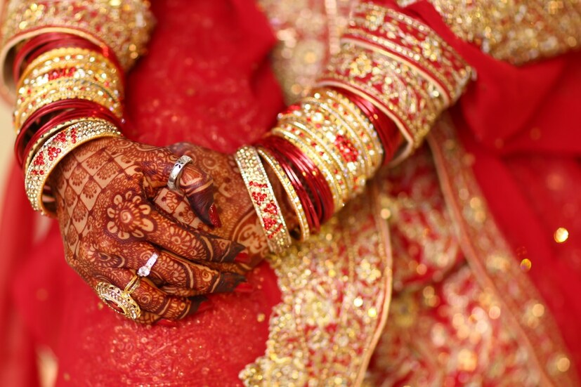জ্যোতিষী জানিয়েছেন, মাঝখানে বিবাহ রেখা ভেঙে গেলে তা বিবাহ ভাঙার লক্ষণ বলে মনে করা হয়। বিবাহ রেখার শেষে যদি  দুটি শাখা থাকে তবে তা স্বামী-স্ত্রীর মধ্যে আদর্শগত মত পার্থক্য সৃষ্টি করে।