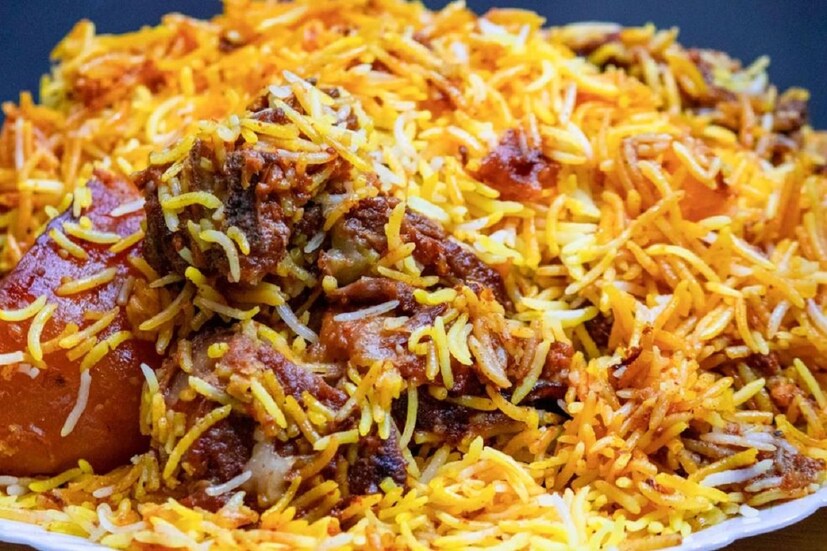  বাঙালির সেরা উৎসব দুর্গা পুজো! আর পুজো মানেই নানা রকম পোশাক, সাজ সেই সঙ্গে খাওয়া-দাওয়া আর জমিয়ে আড্ডা! পুজোয় বাঙালি সাবেকি রান্না অনেকেই খেতে পছন্দ করেন। তবে শুধু সাবেকি রান্না নয়, পুজোয় পেট পুজোতে অনেক কিছুই জমিয়ে খাওয়া হয়! তার মধ্যে বিরিয়ানিও অন্যতম। এমনিতেই বাঙালি বিরিয়ানি খুব পছন্দ করে। সারা বছর ধরেই বিরিয়ানি প্রেম চলতে থাকে। তবে পুজোর আগে জেনে নিন কোথায় গেলে পাবেন দারুণ বিরিয়ানি! photo source collected 