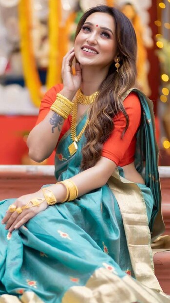 টলি নায়িকাদের মধ‍্যে অন‍্যতম ফ‍্যাশনিস্তা মিমি। চিরাচরিত শাড়ি হোক বা অন‍্য কোনও পোশাক, মিমির স্টাইল সবসময়ই সেরা। তাই সপ্তমী থেকে দশমী আপনার সাজে থাকুক মিমির ছোঁয়া।