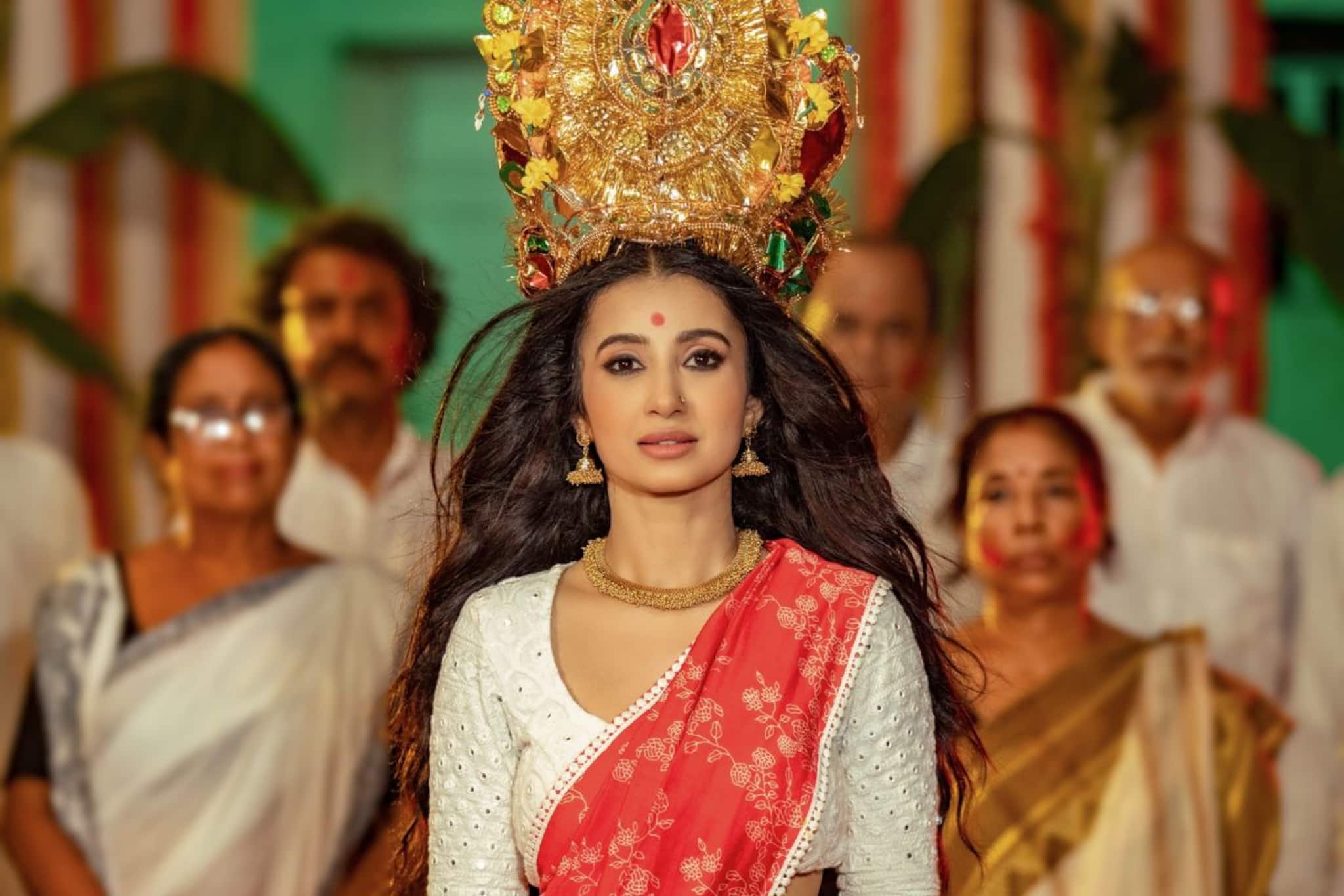 ‘প্রেমিকরা ভয়ে পালাত!' কিন্তু কেন? পুজো প্রেম নিয়ে মনের দরজা খুললেন মনামী