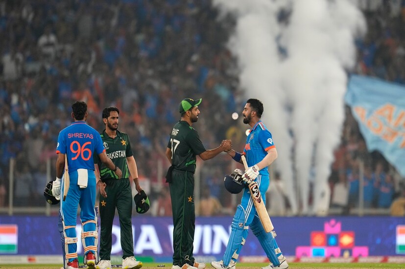  বুমরাহ, সিরাজদের সঙ্গে মাঠে ফুল ফোটান কুলদীপ যাদবও। তারপর ব্যাট হাতে রোহিত শর্মার তাণ্ডব, পাকিস্তান মাথা তুলতে পারেনি। ম্যাচ শেষ বাবর আজমও মেনে নেন, ভারত অধিনায়ক অসাধারণ পারফর্ম করেছেন। ম্যাচের পর পাক অধিনায়ক বাবর আজম বলেন, ‘আমাদের শুরুটা ভাল হয়েছিল। প্রথম উইকেট পড়ার পর আমি ইমাম উল হকের সঙ্গে জুটি বেঁধে এগোচ্ছিলাম। স্কোর বোর্ড সচল ছিল। Photo Courtesy: AP