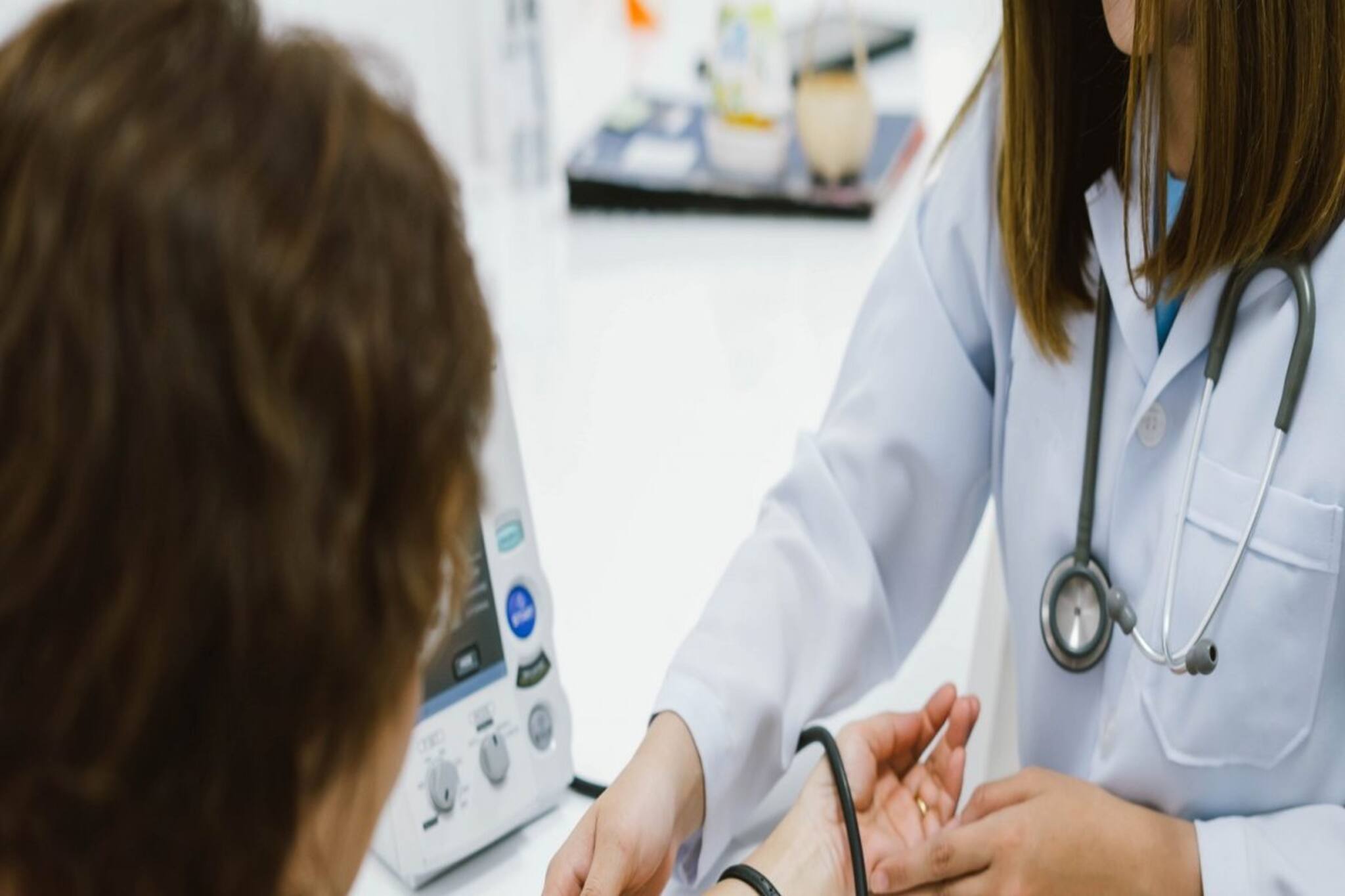 পুরুষদের তুলনায় মহিলাদের High Pressure-এর ঝুঁকি কম কেন? কারণ জানলে অবাক হবেন