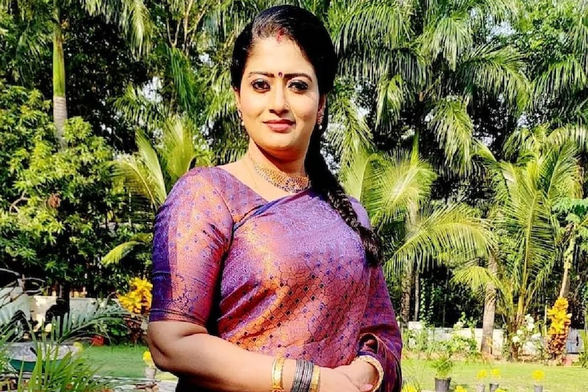 মালয়ালাম ইন্ডাস্ট্রির অত্যন্ত জনপ্রিয় মুখ। ছবি এবং ধারাবাহিকে অভিনয় করে সুখ্যাতি পান রেঞ্জুষা। মাত্র ৩৫ বছরেই স্বামী এবং ছোট্ট মেয়েকে ছেড়ে চলে গেলেন অভিনেত্রী।