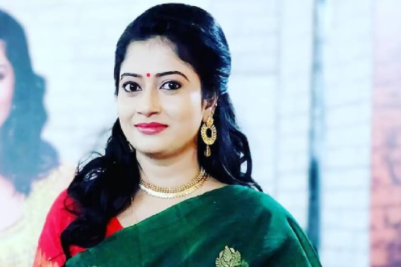 সোমবার তিরুবনন্তপুরমের শ্রীকারিয়ামের ফ্ল্যাটে ঝুলন্ত অবস্থায় পাওয়া যায় মালয়ালাম অভিনেত্রীকে। বেশ কয়েকটি টেলিভিশন শোয়ে অভিনয় করেছিলেন তিনি। পাশাপাশি একাধিক ছবিতেও পার্শ্বচরিত্রে দেখা গিয়েছে তাঁকে।