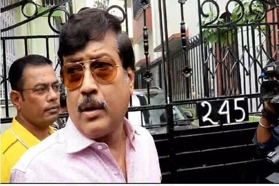 বনমন্ত্রীর বাড়িতে বিজয়া করতে এসে ফিরে যান তৃণমূল নেতা সব্যসাচী দত্ত৷ 