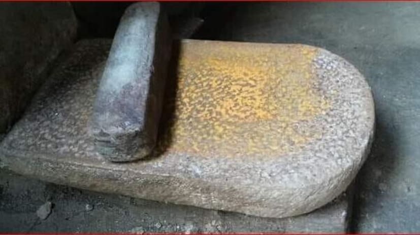 শিলনোড়া বলতে আমরা দুটো পাথরের টুকরোকে বুঝি। একটা সাধারণত আয়তাকার সমতল চ্যাপ্টা হয় আর একটা বেলন আকৃতির হয়, একটু সরু গোল যার উপর দুটো হাতের মুঠো অনায়াসে রাখা যায়।