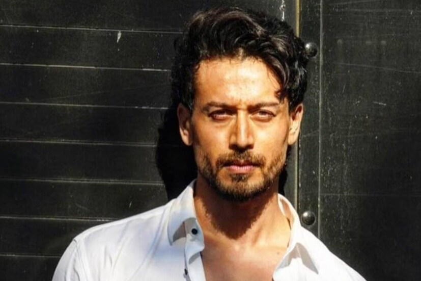 টাইগার জানান, শ্রদ্ধার সামনে তিনি কখনওই বাতকর্ম করেননি। তাঁর দাবি, সেই সময় সাক্ষাৎকার দিতে গিয়ে মজার একটি মজার খেলা খেলছিলেন তাঁরা। সেখানেই নাকি একটি হর্নের উপর বসে পড়েন টাইগার। এবং সেটি থেকে আওয়াজ বার হয়। সেই আওয়াজকেই নেটিজেনদের একাংশ বাতকর্ম বলে ধরে নেয়।