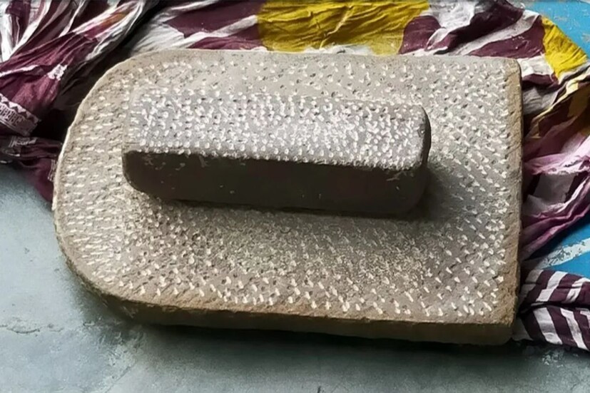 কিছুটা হারিয়ে যেতে বসলেও বাঙালির রান্নাঘরে আজও শোভা পায় শিলনোড়া। কারণ অনেকেই রান্নায় গুঁড়ো মশলার চেয়ে বাটা মশলাতেই ভরসা রাখেন বেশি। আর তার জন্য দরকার শিলনোড়া।