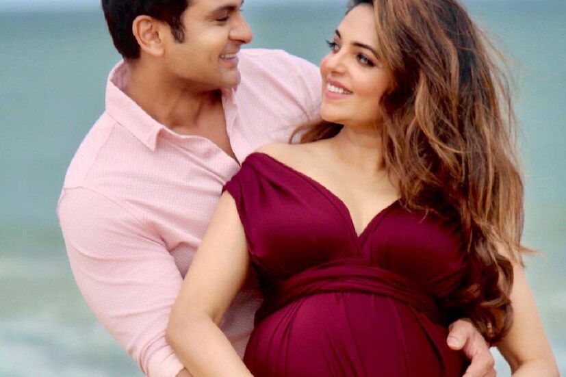 সুগন্ধা এবং সংকেত তাঁদের যৌথ পোস্টে লিখেছেন, ‘সেরা সময় এখনও আসতে বাকি... .আমাদের জীবনে নতুন সংযোজনের জন্য অপেক্ষা করতে পারছি না। আপনাদের ভালবাসা এবং আশীর্বাদের প্রয়োজন।’ পোস্টের ক্যাপশনে তাঁরা ‘বেবি অন দ্য ওয়ে’, ‘ব্লেসড’-এর মতো বেশ কয়েকটি হ্যাশট্যাগ রেখেছেন।