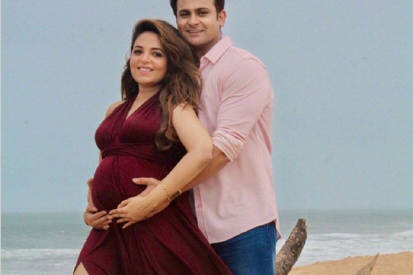 রবিবার সুগন্ধা এবং তাঁর স্বামী সংকেত ভোঁসলে সমুদ্রসৈকতে দাঁড়িয়ে ফোটোশ্যুট করে ছবি পোস্ট করেছেন।