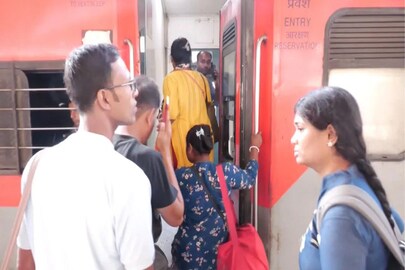 দিল্লি যাওয়ার সময় চাকরিপ্রার্থীরা