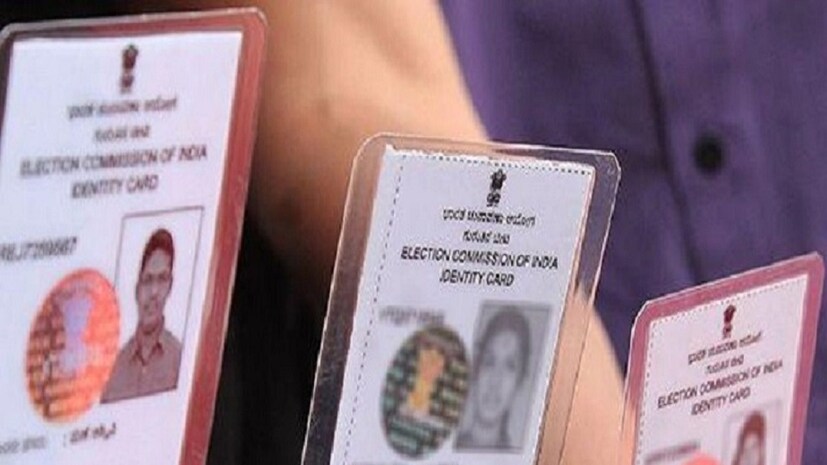 অ্যাপ্লিকেশন স্টেটাস কীভাবে চেক করা যায়:  - voters.eci.gov.in সাইটে যেতে হবে। - Track Application Status লিঙ্কে ক্লিক করতে হবে। - ক্যাপটা কোড এবং অন্য তথ্য দিয়ে লগ ইন করার পরে আবেদনের স্টেটাস দেখা যাবে।