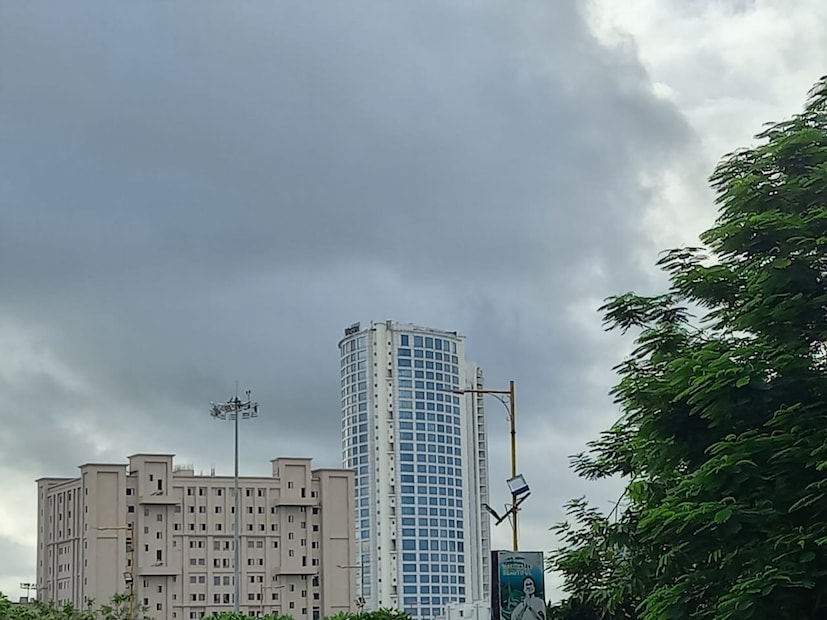 শুকনো আবহাওয়া উইকেন্ডে। উত্তরবঙ্গে আগামী ২৪ ঘণ্টায় বজ্রবিদ্যুৎ-সহ বৃষ্টির সম্ভাবনা রয়েছে। আগামী কয়েকদিনেও বিক্ষিপ্ত বৃষ্টি উত্তরবঙ্গের উপরের দিকের পাঁচ জেলায় দার্জিলিং, কালিম্পং, আলিপুরদুয়ার, কোচবিহার এবং জলপাইগুড়িতে। 