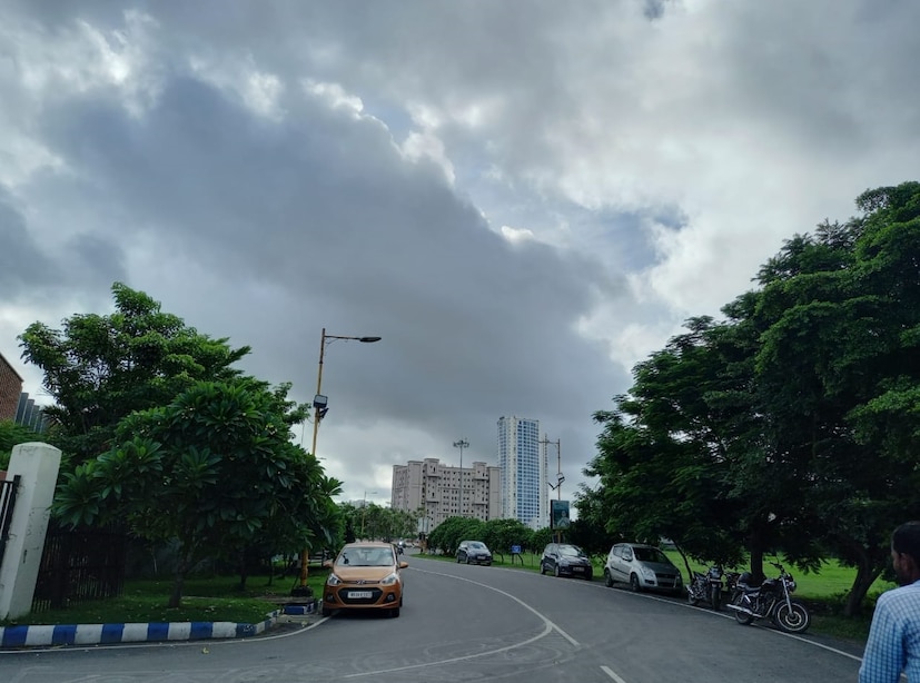 দক্ষিণবঙ্গের উপকূল ও সংলগ্ন জেলাগুলিতে নবমী এবং দশমীতে আবহাওয়ার সামান্য পরিবর্তন হতে পারে। কোথাও কোথাও আংশিক মেঘলা আকাশ উপকূল ও সংলগ্ন সাত জেলায় বৃষ্টির সম্ভাবনা।