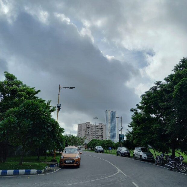 Bengal Weather: কলকাতায় মেঘমুক্ত পরিস্কার আকাশ। আরও দু-এক দিন আর্দ্রতাজনিত অস্বস্তি থাকবে। বাতাসে জলীয় বাষ্পের পরিমাণ ক্রমশ কমবে। আগামী দু’দিন আর্দ্রতাজনিত অস্বস্তি থাকলেও ধীরে ধীরে কমবে। বৃষ্টির সম্ভাবনা আপাতত নেই।