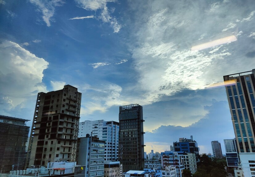 দক্ষিণবঙ্গে শুক্রবার পর্যন্ত মেঘলা আকাশ ও বৃষ্টির সতর্কতা। উপকূলে ও পশ্চিম দিকের জেলাগুলিতে ভারী থেকে অতি ভারী বৃষ্টির সতর্কতা রয়েছে। বৃহস্পতিবার পর্যন্ত গাঙ্গেয় পশ্চিমবঙ্গে ভারী বৃষ্টির সতর্কতা জারি করেছে আবহাওয়া দফতর। শনিবার থেকে হাওয়া বদল।