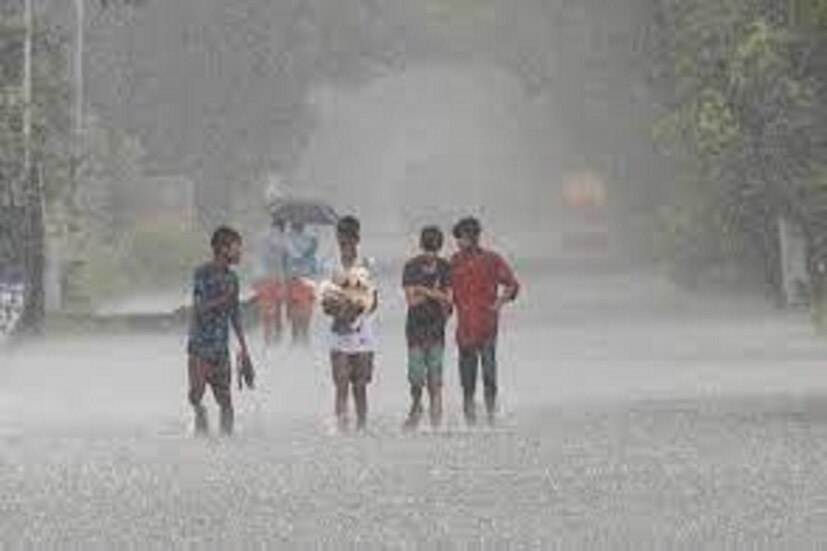 সমান তালে কলকাতা, হাওড়া, হুগলি, উত্তর ২৪ পরগনা, দক্ষিণ ২৪ পরগনা, পশ্চিম মেদিনীপুর, পূর্ব বর্ধমান ও নদিয়ায় হালকা থেকে ভারী বৃষ্টিপাত হতে হবে ৷ প্রতীকী ছবি ৷