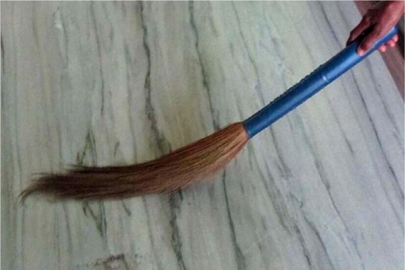 ঝাড়ু দেওয়া: গরুড় পুরাণ অনুসারে, সূর্যাস্তের পরে কখনও ঘর ঝাড়ু দেওয়া উচিত নয়। দেবী লক্ষ্মী পরিষ্কার-পরিচ্ছন্নতা পছন্দ করেন, সন্ধ্যার সময়কে দেবী লক্ষ্মীর আগমনের তিথি নির্ধারণ করা হয়৷  তাই এই সময়ে ঘর ঝাড়ু দেওয়া উচিত নয়। তাতে দেবী লক্ষ্মী চঞ্চলা হন৷ যাতে পরিবারের ওপর দুঃসময় নেমে আসে৷