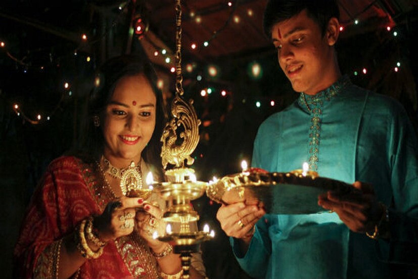 পার্টি মানেই সেখানে খাবার আর পানীয়র বন্দোবস্ত রাখতেই হবে। যতটা সম্ভব, বাড়িতেই রান্না করুন। আর সে ঝক্কিতে যেতে না চাইলে চেনা দোকান থেকে কিছু অনলাইনে অর্ডার দিয়ে আনিয়ে নিন।