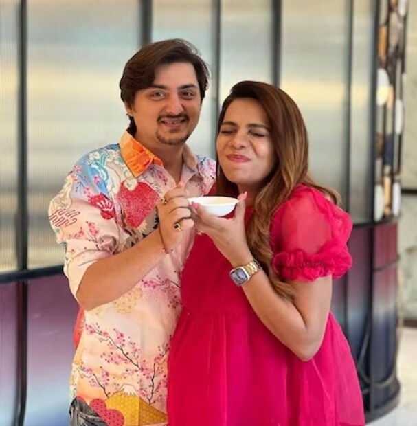 'শাকা লাকা বুম বুম'-এর অভিনেতা আদিত্য কাপাডিয়া অর্থাৎ 'ঝুমরু' এখন অভিনয় জগতে একটি পরিচিত নাম হয়ে উঠেছেন। সোশ্যাল মিডিয়াতেও তাঁর দারুন জনপ্রিয়তা।  কিছুদিন আগেই সন্তানের বাবা হয়েছেন। তা নিয়ে ভক্তদের মধ্যে যথেষ্ট উৎসাহ রয়েছে।