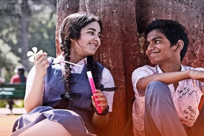 শুধু আমাদের দেশেই ছবিটি আয় করেছে ৫০ কোটি টাকা। তবে বিদেশে আরও বিশেষ করে চিনে সমস্ত রেকর্ড ভেঙে দিয়েছে এই ছবিটি। এতক্ষণে নিশ্চয়ই সকলেই বুঝে গিয়েছেন কোন ছবির কথা বলা হচ্ছে। ঠিকই ধরেছেন, ‘সিক্রেট সুপারস্টার’ ছবির কথা এখানে বলা হচ্ছে। ২০১৭ সালে মুক্তিপ্রাপ্ত ‘সিক্রেট সুপারস্টার’ বিদেশ থেকে আয় করেছিল ১৪০ মিলিয়ন ডলার। ভারতীয় মুদ্রায় প্রায় ৮০০ কোটি টাকা। আর সবমিলিয়ে এই ছবিটি আয় করেছিল ৯৬৫ কোটি টাকা ৷  