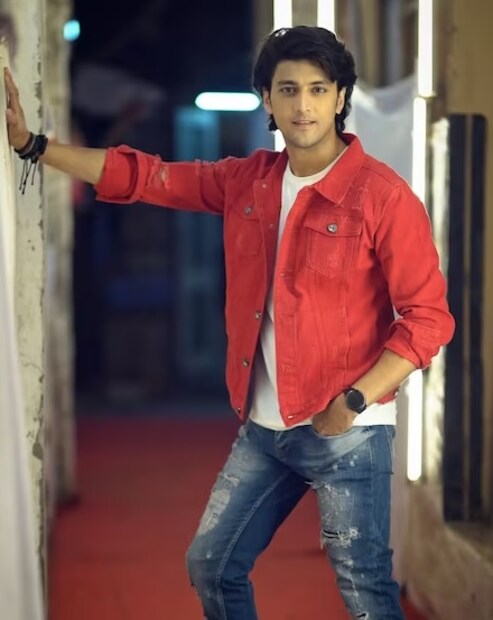 এবার আসা যাক 'সঞ্জু'-র কথায়। যার জাদু-পেনসিল এই ধারাবাহিকের চালিকা শক্তি। এই পেনসিল দিয়েই নিজের স্বপ্নকে বাস্তবে রূপ দিত সঞ্জু। 'শাকা লাকা বুম বুম'-এ সঞ্জু চরিত্রে অভিনয় করতেন অভিনেতা কিংশুক বৈদ্য। বড় হওয়ার পর এই অভিনেতা 'ওহ তো হ্যায় আলবেলা', 'জাত না পুছো প্রেম কি', 'এক রিশতা শামান্দি কা'-এর মতো অনেক ধারাবাহিকে কাজ করেছেন।