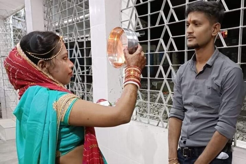 চালুন দিয়ে চাঁদ দেখে জল নিবেদন করে তবেই দেখুন স্বামীর মুখ।চন্দ্র দেবের কাছে প্রার্থনা করুন স্বামীর দীর্ঘায়ুর।