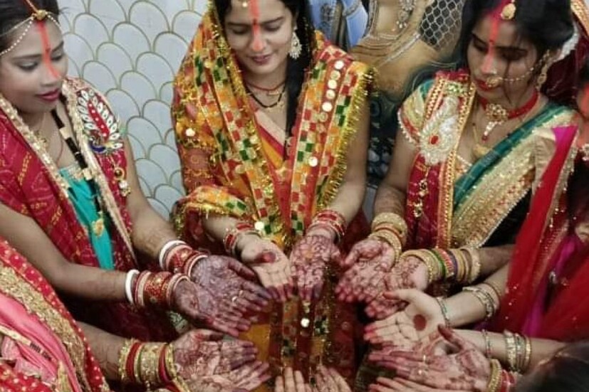 করবা চৌথের দিন হাতে পড়ুন মেহেন্দি ও লাল,সবুজ চুড়ি।স্বামী,স্ত্রী-র মধ‍্যে তৈরি হবে মধুর সম্পর্ক।