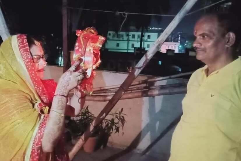 করবা চৌথের দিন পুজো করতে হয় শিব,দেবী পার্বতী ও গণেশ দেবতার।দেবদেবীর উদ্দেশ্যে ভোগ নিবেদন করলে সমৃদ্ধি আসে।