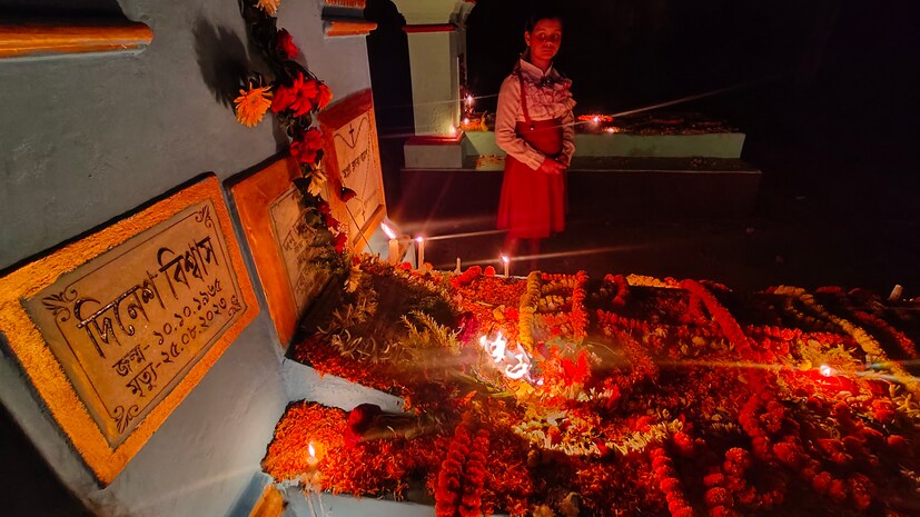 প্রিয়জনের আত্মার শান্তি কামনা করতে প্রিয়জনের কবরের সামনে প্রার্থনায় মগ্ন ছোট্ট শিশুও।