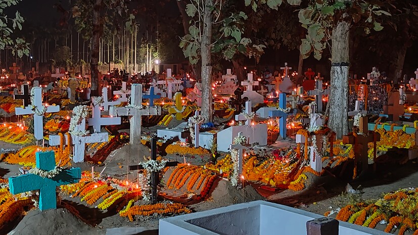 প্রিয়জনদের আত্মার শান্তি কামনা করতে তাদের কবরস্থান গুলিতে গিয়ে পরিষ্কার পরিচ্ছন্ন করে ফুলমালা দিয়ে মোমবাতি জ্বালাতে দেখা গেল এই দিন।