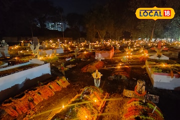 কবরস্থানে আত্মার শান্তি কামনা!  All Souls Day জ্বলে উঠল একের পর এক মোমবাতি! কবরস্থানে আত্মার শান্তি কামনা!  All Souls Day জ্বলে উঠল একের পর এক মোমবাতি!