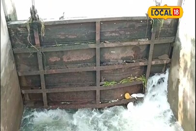 দুর্গাপুর ব্যারেজের সেচখালে এই লকগেটে বেঁকে গিয়ে বিপত্তি।