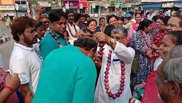 চড়া দামেও দেদার বিক্রি, অবশেষে হাসি ফুটল চুঁচুড়ার পিঁয়াজ ব্যবসায়ীদের মুখে চড়া দামেও দেদার বিক্রি, অবশেষে হাসি ফুটল চুঁচুড়ার পিঁয়াজ ব্যবসায়ীদের মুখে
