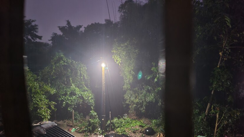 হাওয়া অফিসের পূর্বাভাস মতই শুক্রবার বিকেল থেকেই জেলার বিভিন্ন জায়গায় শুরু হয়েছে দফায় দফায় বজ্রবিদ্যুৎ সহ বৃষ্টি।