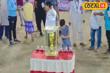মাঠে