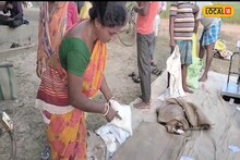 দুয়ারে রেশন মিলছে সঙ্গে মিলছে পোকা, আটার প্যাকেটে কিলবিল করছে