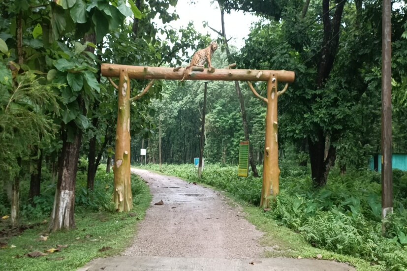 কোচবিহার জেলার তুফানগঞ্জ মহকুমা এলাকায় রয়েছে কোচবিহার জেলার ছোট্ট একটি চিড়িয়াখানা। এই চিড়িয়াখানার নাম  কোচবিহার জেলার তুফানগঞ্জ মহকুমা এলাকায় রয়েছে কোচবিহার জেলার ছোট্ট একটি চিড়িয়াখানা। এই চিড়িয়াখানার নাম